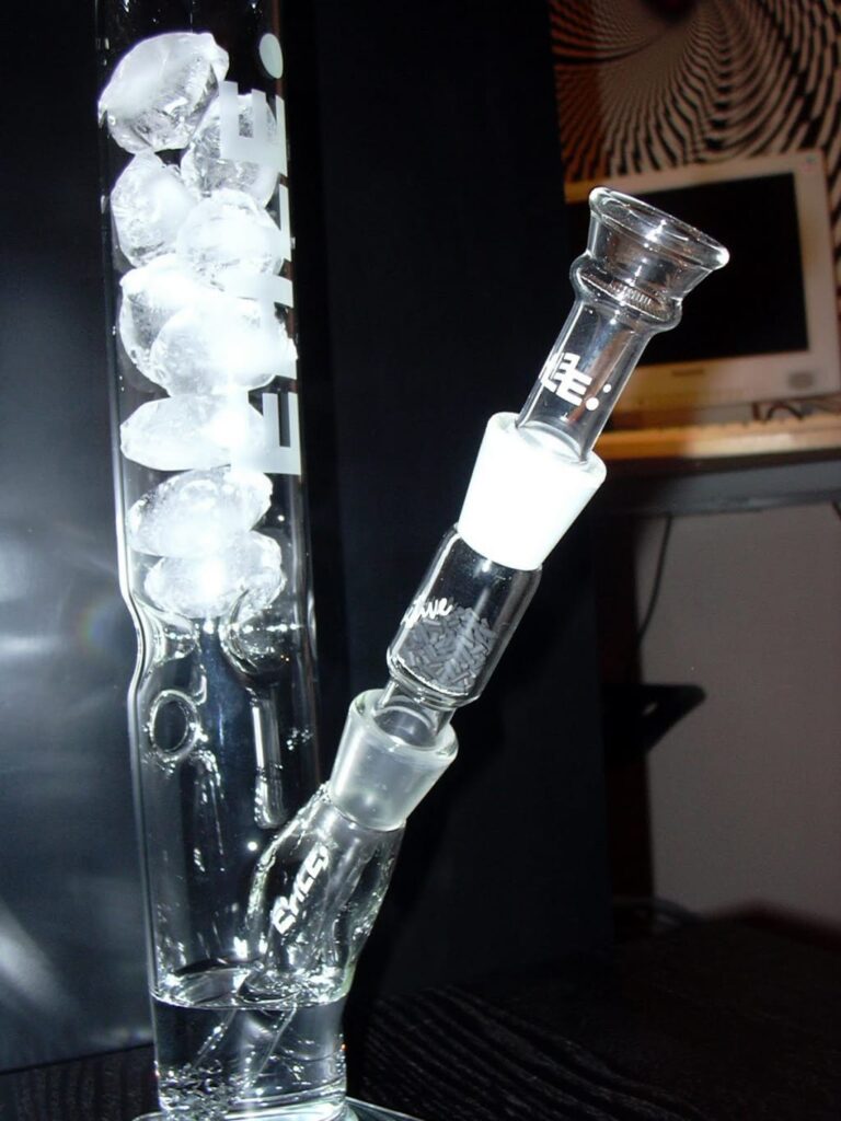 Beat the Heat: Enhance Your Smoking Experience with Ice and Find the Perfect Bong